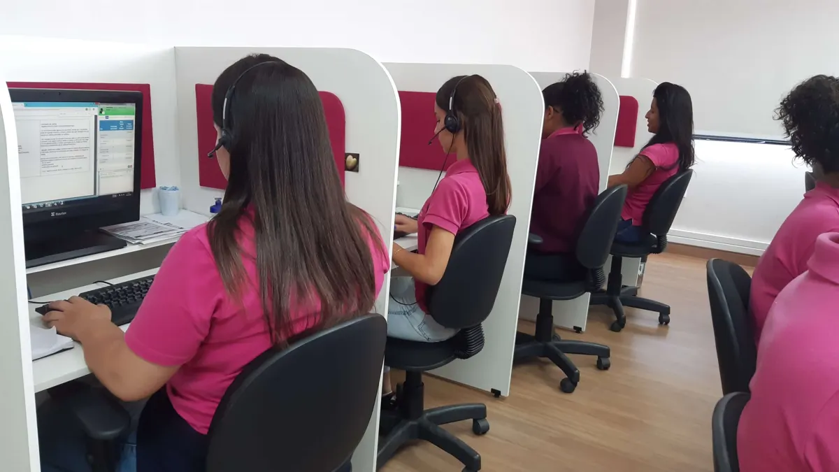 Atendentes de SAC da Estrutura Dinâmica em atendimento