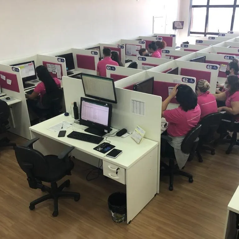 Atendentes de SAC nas posições de atendimento