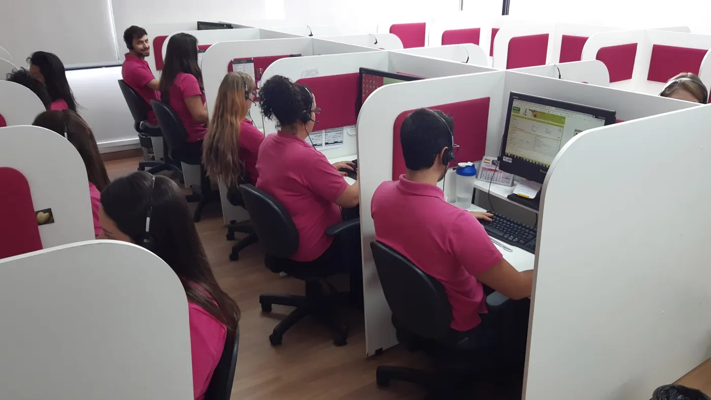 Atendentes de SAC da Estrutura Dinâmica nas posições de atendimento